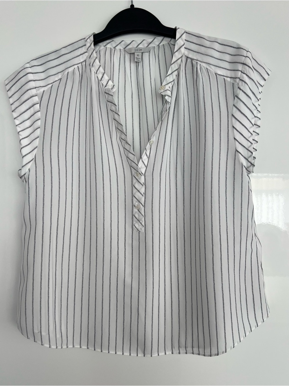 Joie White Gray Striped Sleeveless V-Neck Blouse – Size XS